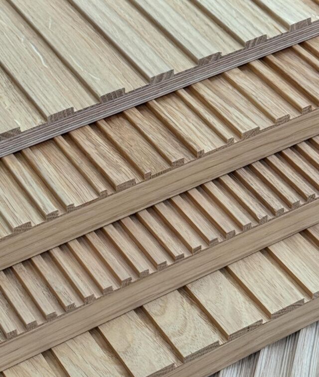 Solid natural oak machined with linear grooves. Can be used for wall panels, bespoke furniture, doors and many other interior applications.

#reeded #fluted #cncmachining #oakpanelling #wallpanelling #wallpanels #cncwoodworking #bespokefurniture #flutedwalnut #bespokekitchen #kitchendesign #flutedcabinets #flutedpanel #walnutpaneling #interiordesign #interiordetailing #joinery #bespokejoinery #flutedkitchen #receptiondesk #architecture #architecturelovers #winchester #interiordesign #bar #oakkitchen #oak
