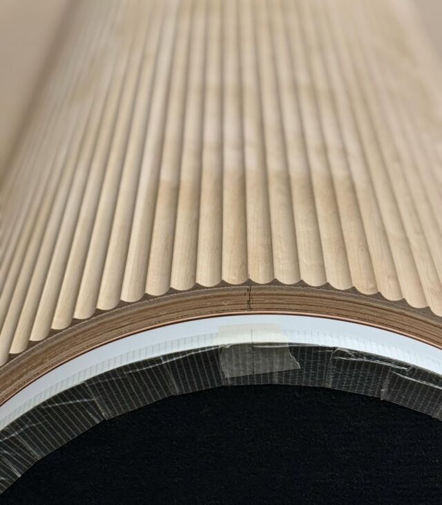 Curved elements. Solid fluted birch applied around some radiused corners for some panelling.

#reeded #fluted #curved  #wallpanelling #wallpanels #cncwoodworking #bespokefurniture #curvedkitchen #bespokekitchen #kitchendesign #flutedcabinets #flutedpanel #kitchenisland #interiordesign #interiordetailing #joinery #bespokejoinery #flutedkitchen #receptiondesk #architecture #architecturelovers #interiordesign #bar