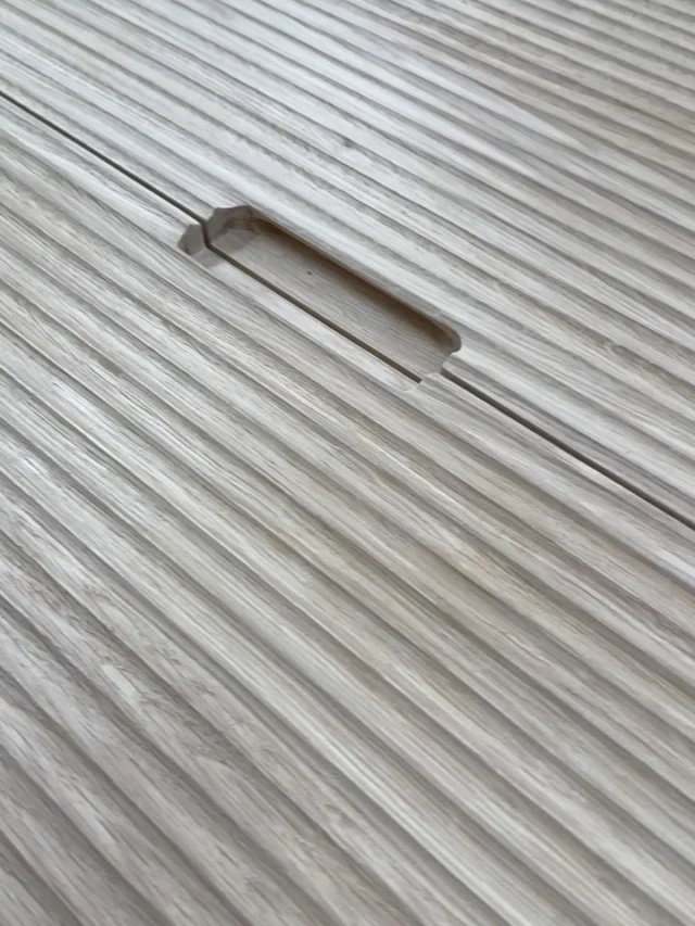 Natural solid oak, fluted and with integrated handle detail for a commercial project in London. 

#reeded #fluted #cncmachining #oakpanelling #wallpanelling #wallpanels #cncwoodworking #bespokefurniture #flutedoak #bespokekitchen #kitchendesign #flutedcabinets #flutedpanel #walnutpaneling #interiordesign #interiordetailing #joinery #bespokejoinery #flutedkitchen #receptiondesk #architecture #architecturelovers #winchester #interiordesign #bar #oakkitchen #oak